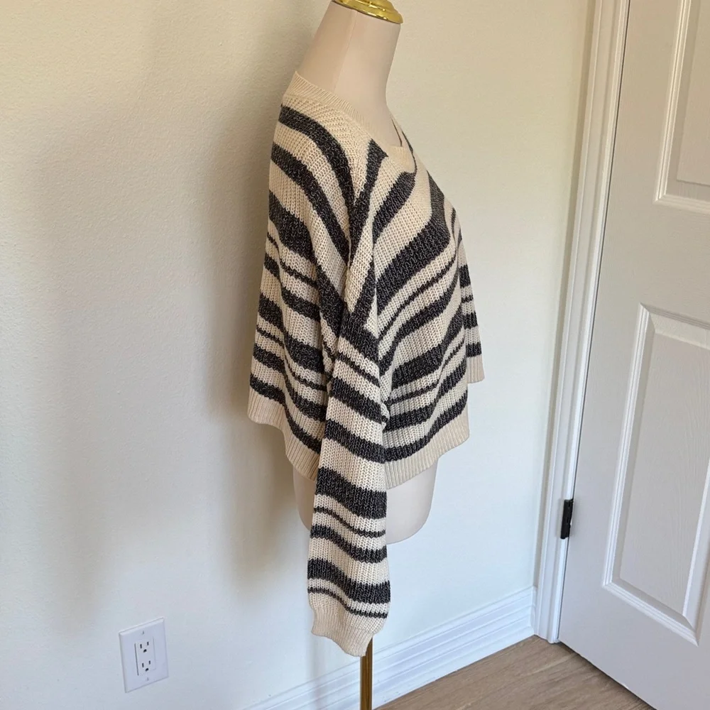 Billabong Striped Black and Cream cropped Women's Sweater Size Small - Picture 5 of 8